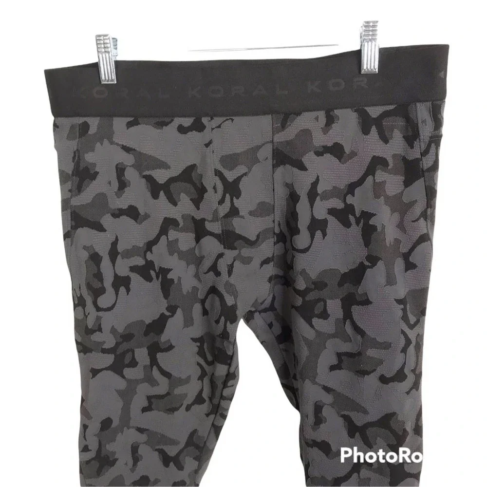 Koral men’s camo print cropped leggings in lead camo